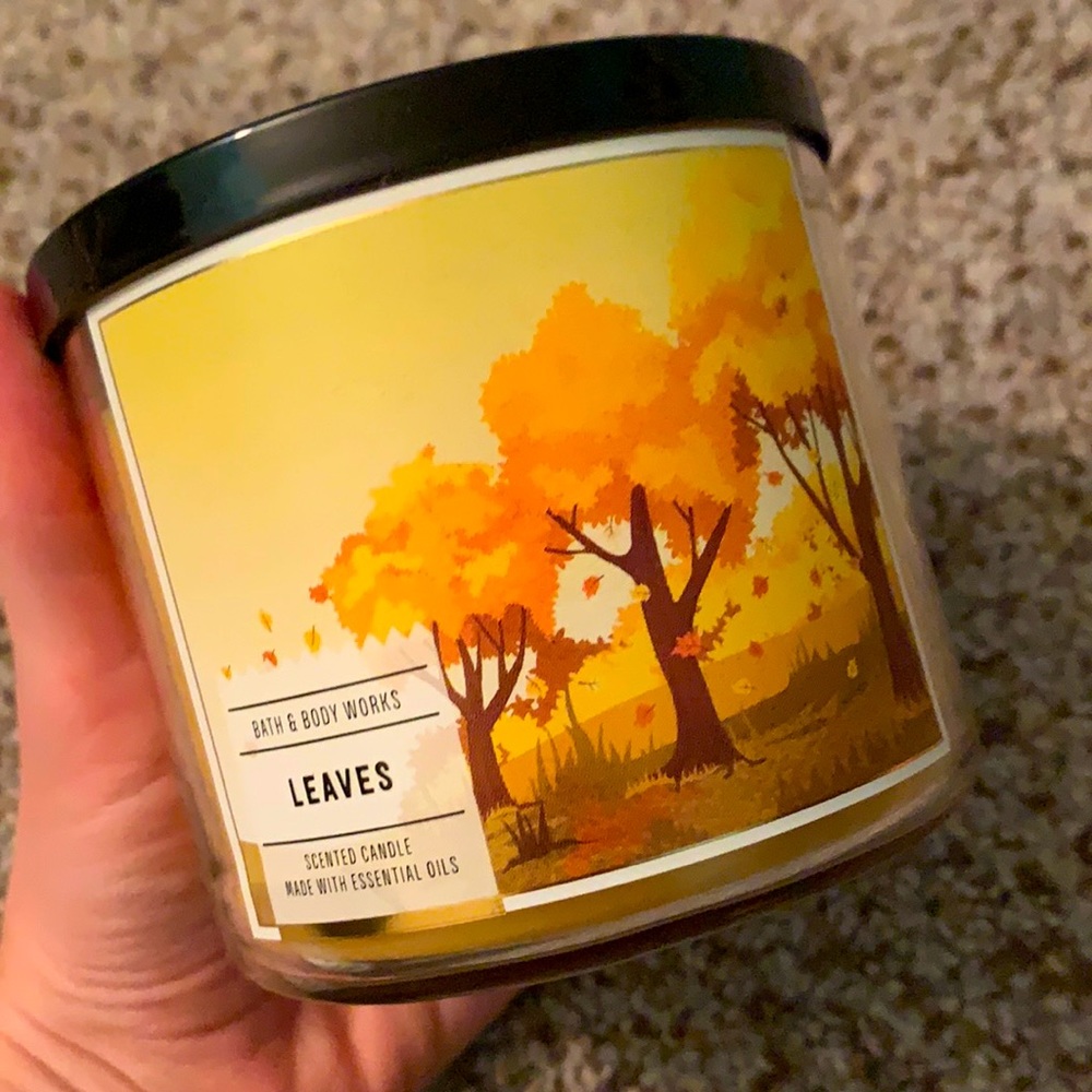 Bath & body works three wick candle - leaves
